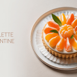 tartelette clementine dorée en rosace sur assiette blanche