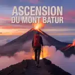 Randonneur avec lampe frontale gravissant Mont Batur au lever du soleil