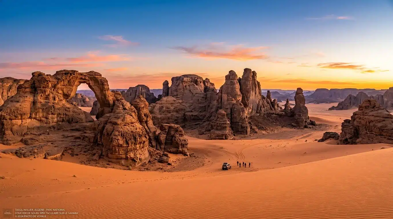 Paysage spectaculaire du Tassili n'Ajjer au coucher du soleil