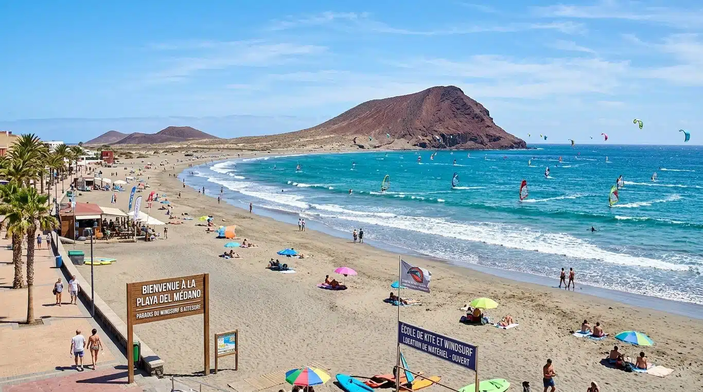 Vue panoramique de la Playa del Médano avec la Montaña Roja en arrière-plan