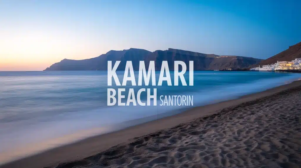 Plage Kamari Beach Santorin sable noir et falaise Mesa Vouno