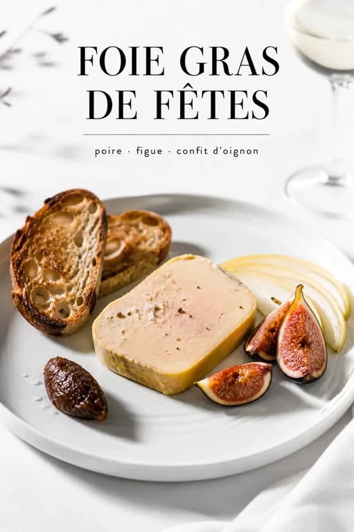 Avec quoi servir le foie gras : assiette élégante avec pain de campagne toasté, confit d’oignon, poire et figues