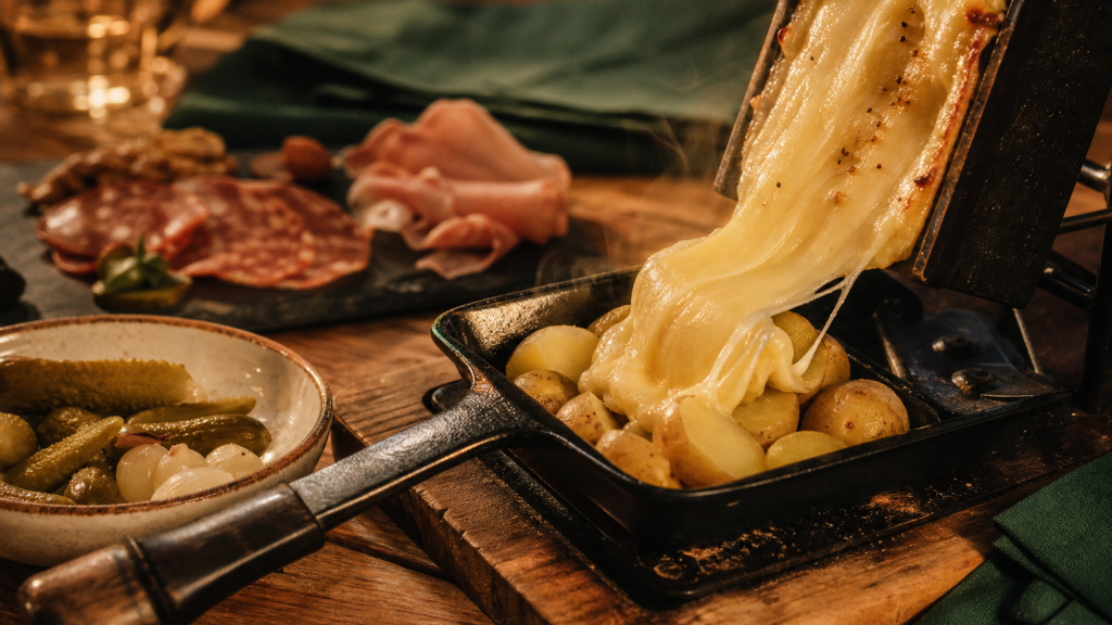 Fromage a raclette par personne : tranches fondantes sur pommes de terre