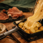 Fromage a raclette par personne : tranches fondantes sur pommes de terre