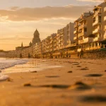 Que visiter à Royan : Grande Conche, sable doré et immeubles modernistes au coucher du soleil
